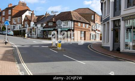 Rond-point dans la rue Cuckfield High dans West Sussex Banque D'Images