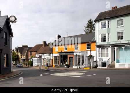 Rond-point dans la rue Cuckfield High dans West Sussex Banque D'Images