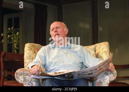 L'acteur Richard Wilson sur scène au Strand Theatre sous le nom de Stephen Febble dans 'le week-end', une nouvelle comédie de Michael Palin. Banque D'Images