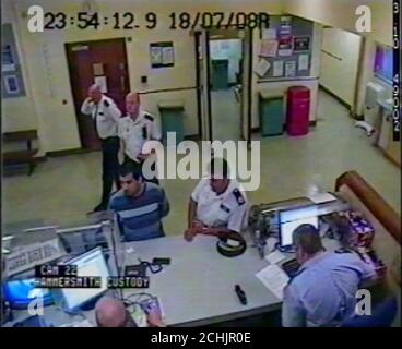 Vidéo non datée d'une vidéo de la police métropolitaine d'Écosse le commandant de Yard Ali Dizaei (à droite) après avoir arrêté Waad al-Baghdadi (à gauche) au poste de police de Hammersmith. Dizaei a été reconnu coupable d'inconduite dans une fonction publique et a perverti le cours de la justice par un jury de la Cour de justice de Southwark. Banque D'Images