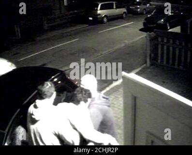 Vidéo non datée de capture vidéo de vidéo de CCTV émis par la police métropolitaine des neveux de Lakhvinder Cheema, Gurinder (à gauche) et Surinder Singh, aidant M. Cheema dans une voiture sur leur chemin à l'hôpital avant qu'une ambulance arrive. Cela a été montré au jury du Old Bailey, Londres, lors du procès de Lakhvir Singh, 45 ans, de Southall, dans l'ouest de Londres, qui a été reconnu coupable d'empoisonnement à son ancien amant et à son nouveau fiancé. Banque D'Images