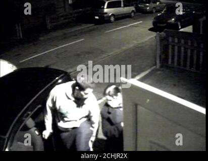 Une image vidéo non datée de la caméra vidéo de vidéosurveillance émise par la police métropolitaine de la sœur de Lakhvinder Cheema, Narinder Singh et son fils Gurinder (à gauche), aidant M. Cheema à se rendre à l'hôpital en voiture avant l'arrivée d'une ambulance. Cela a été montré au jury du Old Bailey, Londres, lors du procès de Lakhvir Singh, 45 ans, de Southall, dans l'ouest de Londres, qui a été reconnu coupable d'empoisonnement à son ancien amant et à son nouveau fiancé. Banque D'Images