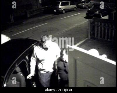 MEILLEURE QUALITÉ DISPONIBLE image de capture vidéo sans date de vidéo de CCTV émis par la police métropolitaine de la sœur de Lakhvinder Cheema, Narinder Singh et son fils Gurinder (à gauche), aidant MR.Cheema (caché par la porte) dans une voiture sur leur chemin à l'hôpital avant qu'une ambulance arrive. Cela a été montré au jury du Old Bailey, Londres, lors du procès de Lakhvir Singh, 45 ans, de Southall, dans l'ouest de Londres, qui a été reconnu coupable d'empoisonnement à son ancien amant et à son nouveau fiancé. Banque D'Images