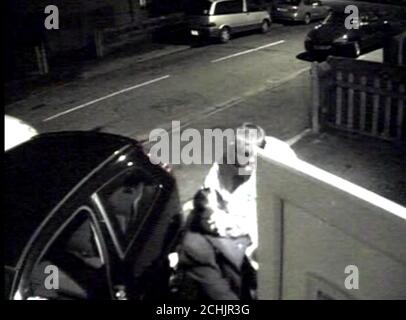 Une vidéo non datée est tirée de vidéos de vidéosurveillance émises par la police métropolitaine de la sœur de Lakhvinder Cheema, Narinder Singh et son fils Gurinder (à droite), aidant M. Cheema (caché par la porte) à se rendre à l'hôpital en voiture avant l'arrivée d'une ambulance. Cela a été montré au jury du Old Bailey, Londres, lors du procès de Lakhvir Singh, 45 ans, de Southall, dans l'ouest de Londres, qui a été reconnu coupable d'empoisonnement à son ancien amant et à son nouveau fiancé. Banque D'Images