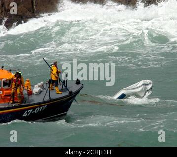 MEILLEURE QUALITÉ DISPONIBLE UN bateau de vie assiste à la scène comme le bateau gonflable à coque rigide (Rib) utilisé dans un "enjeux élevés" 200 millions de puits de contrebande de cocaïne. Banque D'Images