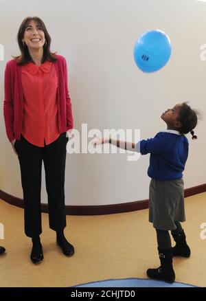 LES ÉDITEURS DOIVENT NOTER LA CORRECTION DE LA LÉGENDE CHANGER LE NOM DU CENTRE DE ST QUENTIN EN ST QUINTIN. VOIR LA LÉGENDE CORRECTE CI-DESSOUS. Samantha Cameron, épouse du chef conservateur David Cameron, rencontre aujourd'hui des enfants au St Quintin Centre, un centre de jour pour les enfants handicapés de l'ouest de Londres. Le bâtiment ultramoderne sera utilisé par la communauté locale, les parents et les enfants et a été officiellement ouvert aujourd'hui. Banque D'Images