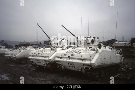 4 mars 1994 pendant la guerre en Bosnie : tôt dans la matinée, l'armée belge United Defense AIFV-B-C25 (véhicules blindés de combat d'infanterie) à l'intérieur de la base britannique, à l'extérieur de Vitez. Banque D'Images