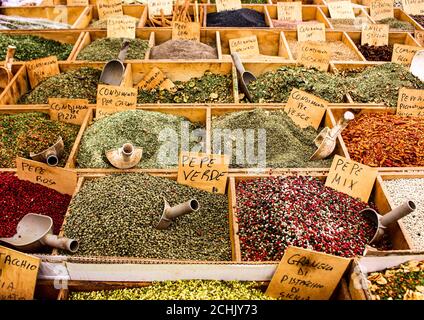 Différentes épices sont exposées sur le marché agricole Banque D'Images