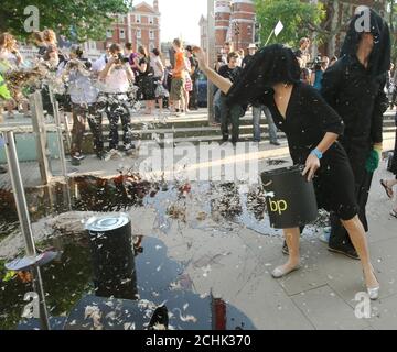 Les manifestants déversent du pétrole et des plumes devant l'entrée de la Tate Britain, à Pimlico, dans le centre de Londres, qui accueille la fête d'été de Tate Britain, dans le cadre d'une protestation contre le parrainage des arts par BP Banque D'Images