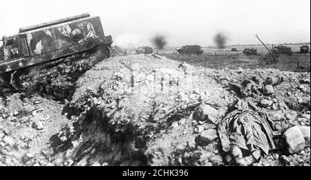 Les tanks français roulent sur un paysage en ruines sur le front de l'Ouest. 1917. Banque D'Images