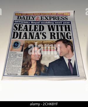 Couverture de la presse britannique de l'engagement du Prince William and Kate Middleton dans le Daily Express Banque D'Images