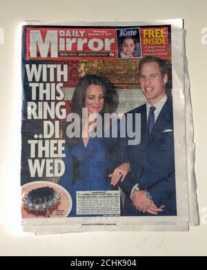 Couverture de la presse britannique de l'engagement du Prince William and Kate Middleton dans le Daily Mirror Banque D'Images