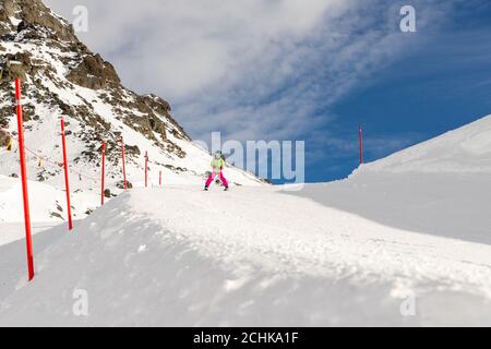 Active adorable preschooler caucasien sourire enfant petite équitation ski rapide dans casque, lunettes et costume lumineux profiter des activités de sport d'hiver . ski sur Banque D'Images