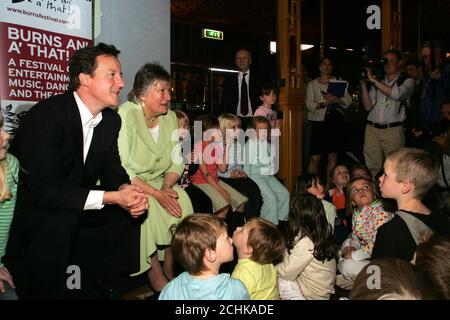 Ayr, Ayrshire, Écosse, Royaume-Uni 25 mai 2008 : le chef conservateur David Cameron et le chef conservateur écossais Annabel Goldie discutant avec les enfants lors du festival Burns an a that à Ayr. David Cameron était à Ayr, Ayrshire, en Écosse, à la Conférence du Parti conservateur Banque D'Images