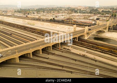 Sépia a tonié le pont historique de la route de Los Angeles au-dessus de la rivière et voies ferrées Banque D'Images