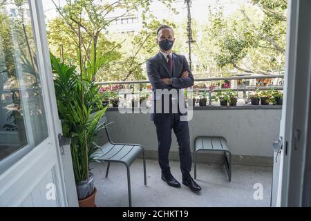 Berlin, Allemagne. 14 septembre 2020. Le ministre des Affaires étrangères Heiko Maas (SPD) est debout sur le balcon du centre de Kurfürstendamm lors de l'ouverture du Centre européen de compétences pour la gestion civile des crises (CoE). À l'instar de la coopération structurée permanente dans le secteur militaire (PESCO), le Centre a pour mission de mettre en commun son expertise dans l'utilisation des instruments civils et de coordonner des programmes de formation à l'intention d'experts civils et d'officiers de police, par exemple. Credit: Jörg Carstensen/dpa/Pool/dpa/Alay Live News Banque D'Images