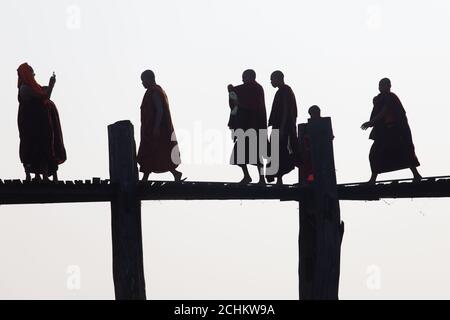 Silhouettes des gens du coin marchant sur le pont de l'u bien Mandalay, Myanmar Banque D'Images