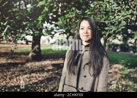 Belle femme japonaise d'âge moyen dans le parc d'automne Banque D'Images