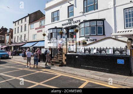 Célèbre magasin de poissons et de puces Magpie et restaurant à Whitby, Nord Yorkshire, Angleterre, Royaume-Uni Banque D'Images