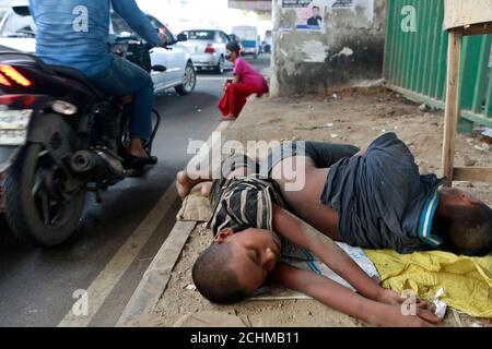 Dhaka, Bangladesh - le 13 septembre 2020 : les enfants bangladais sans abri dorment sur un sentier routier à Dhaka, au Bangladesh, le 13 septembre 2020. Banque D'Images