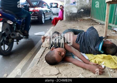 Dhaka, Bangladesh - le 13 septembre 2020 : les enfants bangladais sans abri dorment sur un sentier routier à Dhaka, au Bangladesh, le 13 septembre 2020. Banque D'Images