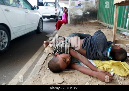 Dhaka, Bangladesh - le 13 septembre 2020 : les enfants bangladais sans abri dorment sur un sentier routier à Dhaka, au Bangladesh, le 13 septembre 2020. Banque D'Images