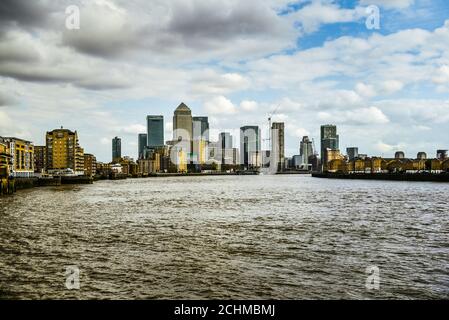 Londres, Royaume-Uni - 07 avril 2017 : horizon de Canary Wharf à la tombée de la nuit - quartier d'affaires moderne, immeubles en hauteur, siège des principales banques situées à l'est Banque D'Images