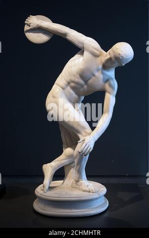 Célèbre statue de Discus Thrower dans le musée national romain de Rome, Italie. Banque D'Images