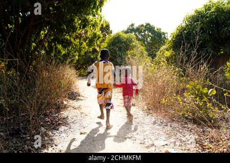 Courir des enfants africains bonne marche en plein air à Bamako, Mali (Afrique) Banque D'Images