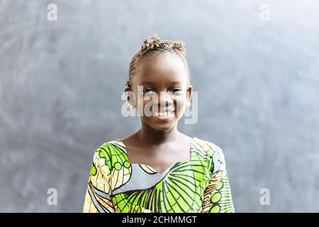 Magnifique sourire sur un portrait en riant en touffe noire africaine Banque D'Images