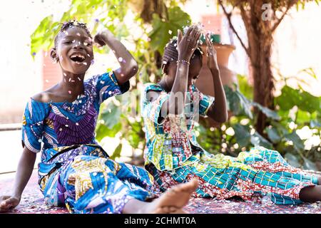 Les jeunes sœurs africaines s'amusent, s'amusent avec des expressions gaies et joyeuses Banque D'Images