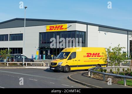 La camionnette DHL quitte le centre DHL à ozone Park, Howden, East Yorkshire, Angleterre Banque D'Images