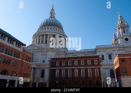 Vue sur la cathédrale Saint-Paul depuis la place Paternoster, Londres Banque D'Images