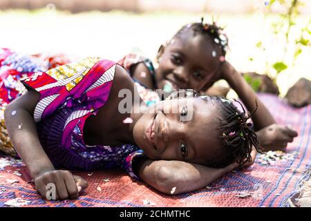 Deux belles filles africaines appréciant des expressions actives amusantes et heureuses en plein air à Bamako, Mali Banque D'Images