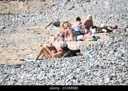 Swansea, pays de Galles, 14 septembre 2020 baigneurs de soleil sur la plage de Langland Bay, à Swansea, tandis que le Royaume-Uni se prélasser sous le soleil glorieux de septembre. Banque D'Images