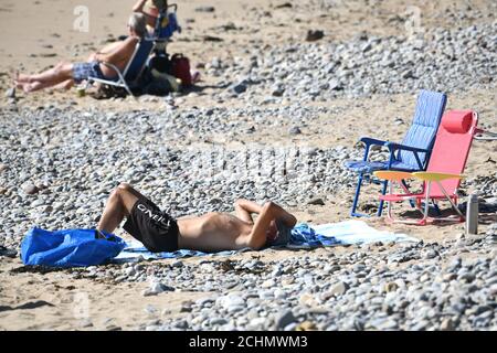 Swansea, pays de Galles, 14 septembre 2020 baigneurs de soleil sur la plage de Langland Bay, à Swansea, tandis que le Royaume-Uni se prélasser sous le soleil glorieux de septembre. Banque D'Images