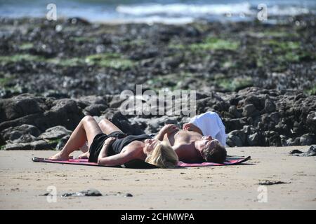 Swansea, pays de Galles, 14 septembre 2020 baigneurs de soleil sur la plage de Langland Bay, à Swansea, tandis que le Royaume-Uni se prélasser sous le soleil glorieux de septembre. Banque D'Images