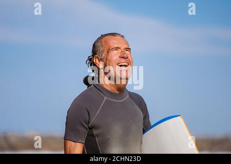 surfeur adulte profitez d'une séance de surf avec la petite planche sur la plage de gros, zurriola-pays basque, espagne-europe Banque D'Images
