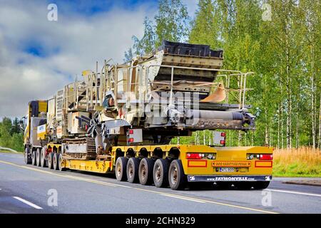 Remorque semi-remorque jaune Volvo FH16 Mantyla E&E Ky transporte l'usine de criblage mobile Lokotrack et de concassage en charge large. Forssa, Finlande. 11 septembre 2020. Banque D'Images