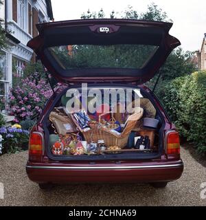 1992 Ford Scorpion Estate voiture chargée de hampers pour un Journée sur le circuit de course de Kempton Park, Londres, Royaume-Uni Banque D'Images