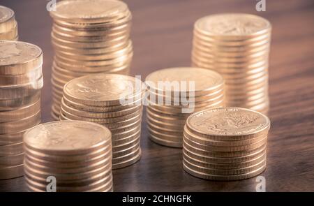 Piles de pièces d'or sur table en bois Banque D'Images