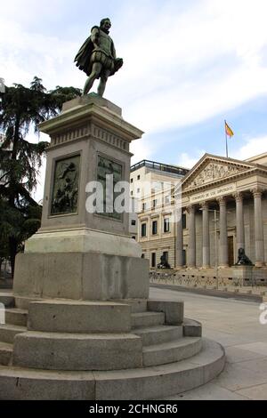 Statue à Miguel de Cervantes Saavedra auteur du roman Don Quichotte devant le Parlement espagnol à Madrid en Espagne Banque D'Images