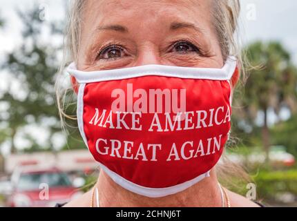 Femme portant un masque MAGA pendant la pandémie Covid 19 en Floride, se préparer à faire du shopping. Banque D'Images