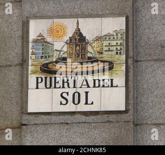 Panneau rue Puerta del sol en céramique de la place des tuiles Équivalent à Trafalgar Square pour les célébrations du nouvel an à Madrid Espagne Banque D'Images