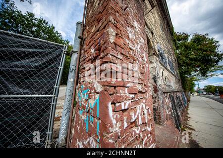 La porte d'entrée de l'avenue Ryerson du Brooklyn Navy Yard, à l'avenue Flushing, à New York, le samedi 12 septembre 2020. (Gordon Donovan) Banque D'Images