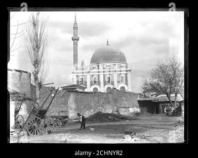 Kemeraltı Salepçioğlu Mosquée Camii Turquie Izmir Smyrna vers 1910. La mosquée Salepçioğlu (Salepçioğlu Camii) est une mosquée située à İzmir, en Turquie, à côté de la place Konak, au cœur de la ville. La mosquée, construite en 1905, porte le nom de son patron Salepçizade Hacı Ahmet Efendi. La photo montre le minaret dans sa forme originale; il a été détruit lors d'un tremblement de terre en 1927. Photographie sur une plaque de verre sec de la collection Herry W. Schaefer. Banque D'Images