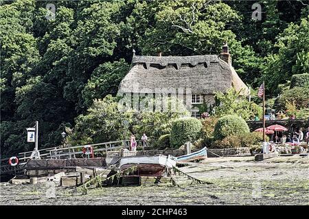 Photo illustration l'attrayant Tatched Tolverne Cottage également connu sous le nom de Smugglers Cottage sur la rivière FAL à Cornwall 2006. Classe II de construction Banque D'Images