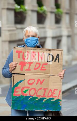 Manifestant tenant un écriteau lors d'une manifestation en grève de la Terre devant l'institution financière BlackRock, Londres, 5 septembre 2020 Banque D'Images