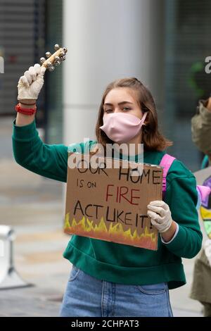 Manifestant tenant un écriteau lors d'une manifestation en grève de la Terre devant l'institution financière BlackRock, Londres, 5 septembre 2020 Banque D'Images