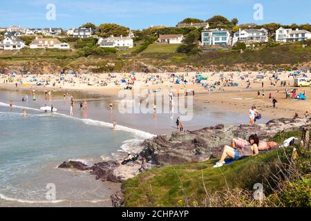 Polzeath, Cornwall, Royaume-Uni. 14 septembre 2020. Les vacanciers bénéficient d'un soleil chaud sur la plage de Polzeath, sur la côte atlantique de North Cornwall. Banque D'Images